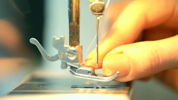 Vue rapprochée sur le pied pressé de la machine à coudre, aiguille à fileter sur mesure .