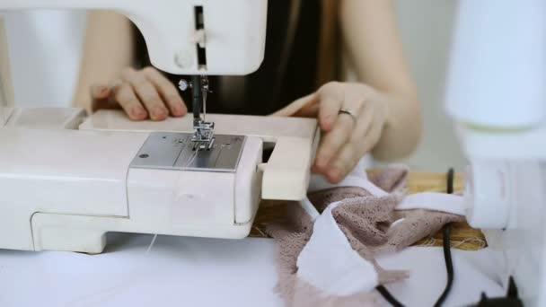 Couturière expose exactement tissu sous aiguille à coudre — Video