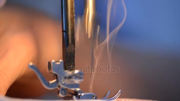 De metalen voet van de naaimachine scribbles snel naar het weefsel. — Stockvideo