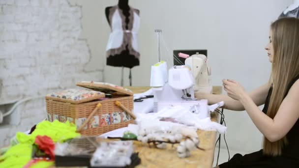 Esgoto colocando fio na preparação da máquina de costura no atelier — Vídeo de Stock