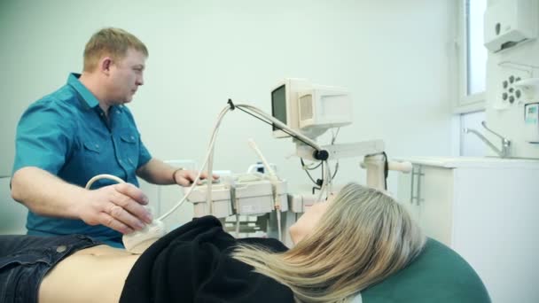 Examen échographique femme de diagnostic de l'estomac à l'intérieur — Video