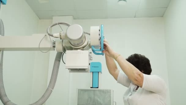 Enfermeira prepara equipamento de raios X para menina em Traumatologia — Vídeo de Stock