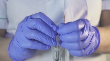 Hemşire paket şırınga ile kapalı ayakta iken açar.