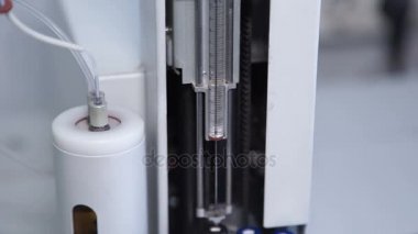 Beyaz bir Kromatografik sütun bilimsel laboratuvar olarak çalışır.