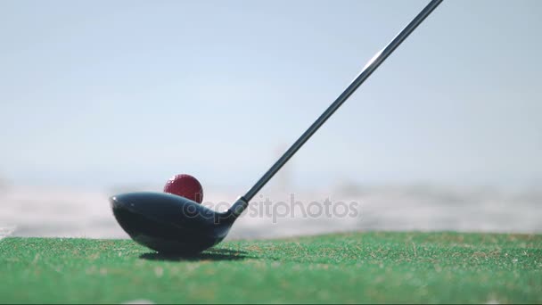 Hombre jugando al golf con alfombra de césped sintético en invierno al aire libre — Vídeo de stock