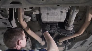 Tanılama ve onarım altında vücut araba teknisyen taşır.