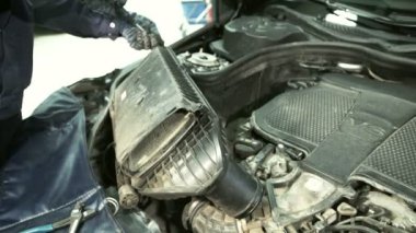 Altı silindirli motor ile çalışıyor başlık altında mekanik yürütmektedir.