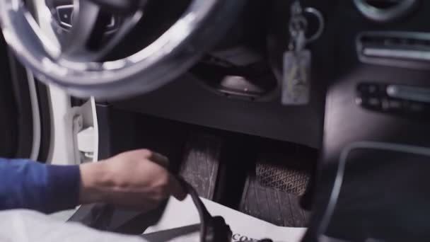 Technik připraví pro předúpravu balíček řízení v autoservis. — Stock video