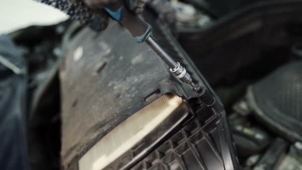 Detailní záběr Střelba mistr odšroubováním vzduchový filtr v kapotě auta. — Stock video