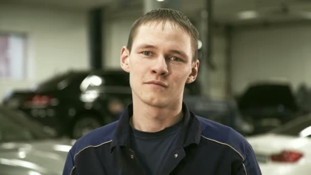 Porträtt av reparatör på en bakgrund av bil servicecenter. — Stockvideo