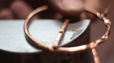 Kuyumcu demir stand daire içinde delikli bakır ürün koyar