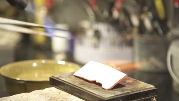 Joalheiro queimar a placa de metal no painel de trabalho com jóias — Vídeo de Stock