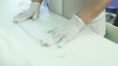 Genç hekim düzgünleştirir tablo kapalı bitmiş alçı bandaj dışarı.