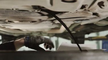 İşçi açılır kapak, yağ akar alttan el havaya ateş kapatın