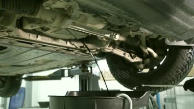 Alt kapak, petrol akışı araba garajında altındaki açılır