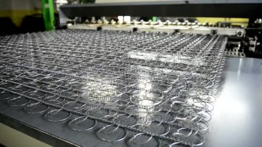 Dokuma tel yatak fabrikası üretilmektedir.