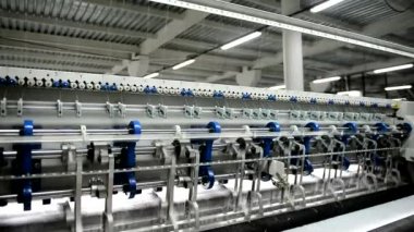 Güçlü kapitone makinesi büyük bir fabrikada çalışıyor.