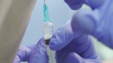 Yapıyor kadın hemşire hasta klinik şırıngada ile enjekte eder.