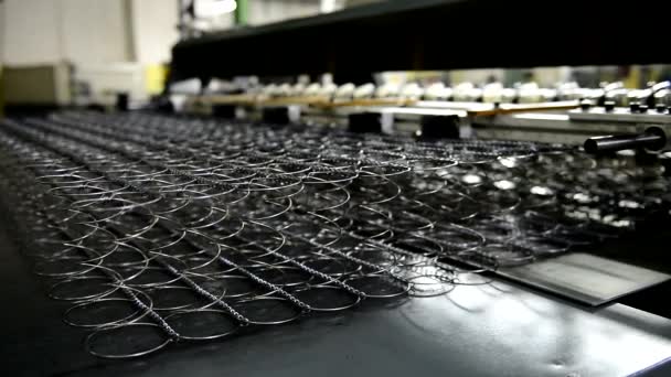 Viene mostrata da vicino la produzione di molle per materassi in fabbrica . — Video Stock