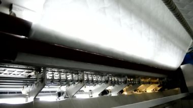 Ortopedik yatak fabrikasında kapalı için kumaş dikiş.