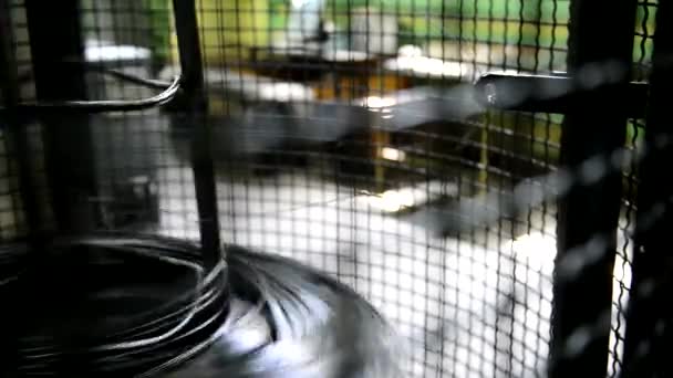 Скручивающая машина с металлической проволокой в цехе завода в помещении . — стоковое видео