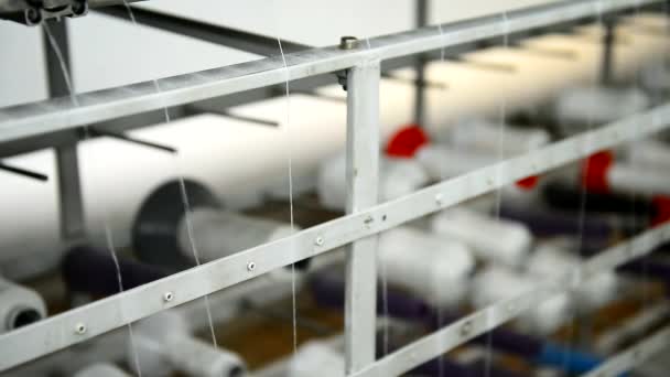 Fäden auf der Maschine zur Herstellung von Textilien in der Bekleidungsfabrik. — Stockvideo