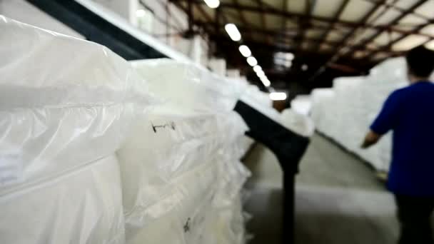 Lader in de fabriek lijdt aan volledige matras winkel. — Stockvideo