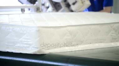Makine bir fabrika işçisi, yatak kenarı işlenmiş.