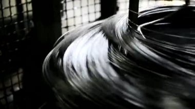 Bobin metal ince çubuklar ile hızlı bir şekilde spin makine.