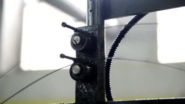 İki ince siyah merdane ince ve hatta metal tel geçmek.