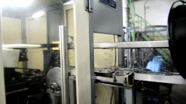 Metal üretim süreci mobilya fabrikasında kapalı yaylar.