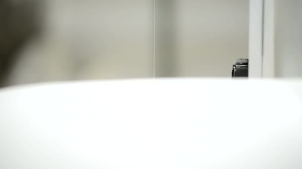 Ligne chaude mince coupe rapidement deux couches de mousse épaisse et enlever les mains .