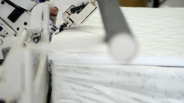 Arbetaren sy kanterna på madrassen med hjälp utrustning i fabriken inomhus. — Stockvideo