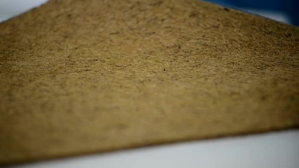 Lors de l'assemblage travailleur ajuste matelas matériau de noix de coco sur la toile .