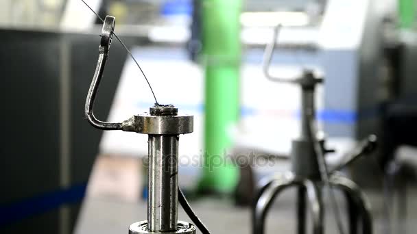 Kovový drát na spinning stroj v továrně uvnitř. — Stock video