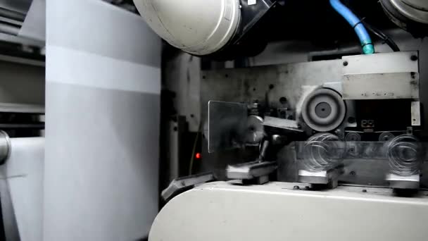 Los muelles independientes se fabrican automáticamente en la máquina . — Vídeos de Stock