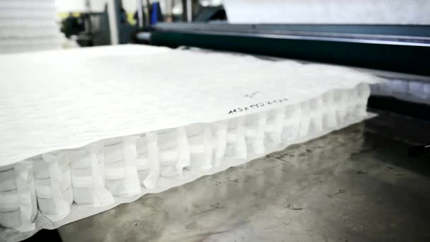 Proces sestavování připraveny matrace je zobrazen na tovární closeup. — Stock video