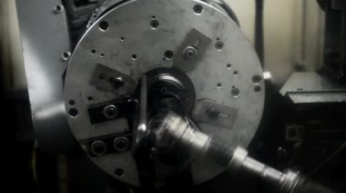Fabrikada makine otomatik olarak bağımsız yayları üretir.