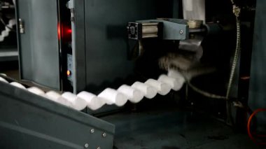 Makine otomatik olarak beyaz bir kapak içine bağımsız teller paketleri.