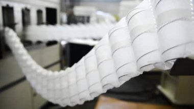 Makinede bir konveyör bağımsız yatak yayları için çalışır..