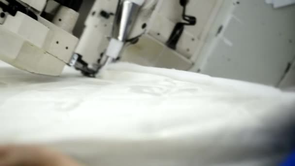 Travailleur coud tissu sur matelas dans l'usine à l'intérieur .