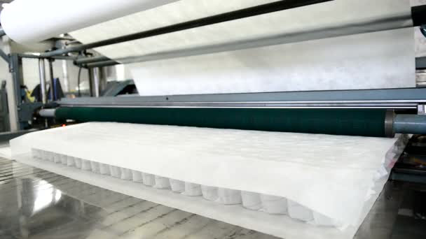 Matelas orthopédique fabriqué en usine avec ressorts indépendants . — Video