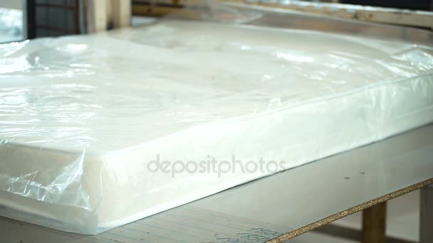 Planta para fazer colchão pronto é embalado em polietileno transparente e colocar marcações . — Vídeo de Stock