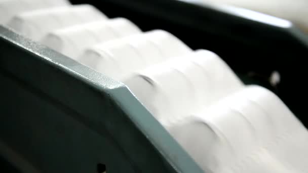 Anlage zur Herstellung von Matratzen Maschine transportiert einen Block unabhängiger Federn in einer Hülle verpackt. — Stockvideo