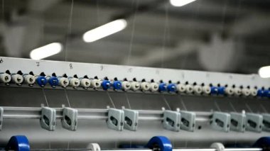 minder dikiş fabrika makinesi hızlı bir şekilde yapmak için bitki konu Silindirler ile hareket eder..