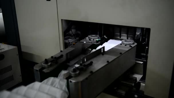 Na rostlině stroj produkuje balíček nezávislých pramenů v povlak na matraci. — Stock video