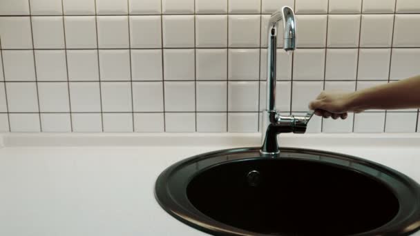 La mano apre e spegne il rubinetto dell'acqua, flussi di acqua pulita per lungo tempo . — Video Stock