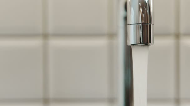 Trinkwasser strömt aus Wasserhahn und bleibt dann im Badezimmer in Wohnung stehen. — Stockvideo