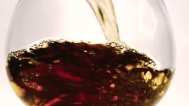 Konyak sıçramasına ve temiz cristal cam dökülür varlık iken sallayarak.