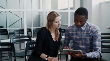 Adam onun tablet sosyal net yeni erkek arkadaşını bulmaya çalışır.